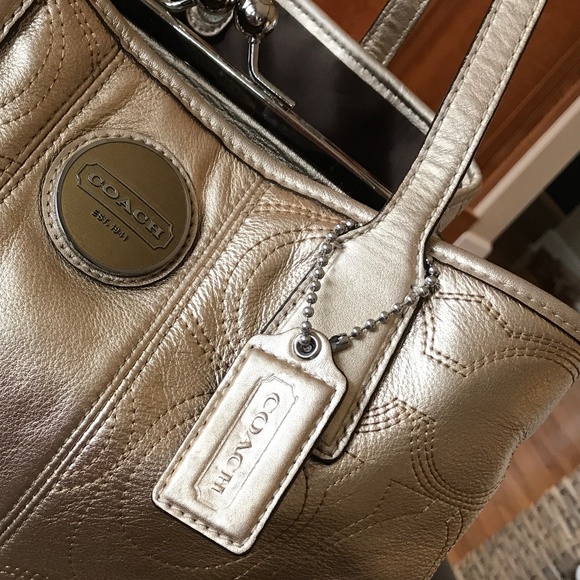 COACH GOLD KISS LOCK SHOULDER BAG - Picture 3 of 15